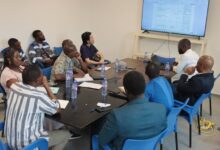 Le comité de suivi de l'Université de Kara évalue les progrès des nouvelles infrastructures lors d'une séance de travail productive.