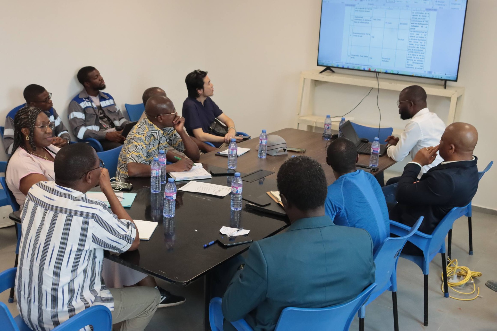 Le comité de suivi de l'Université de Kara évalue les progrès des nouvelles infrastructures lors d'une séance de travail productive.