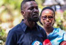 Bobi Wine dénonce l’agression de son épouse par des soldats en Ouganda. Découvrez les détails de cet événement tragique.