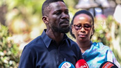 Bobi Wine dénonce l’agression de son épouse par des soldats en Ouganda. Découvrez les détails de cet événement tragique.