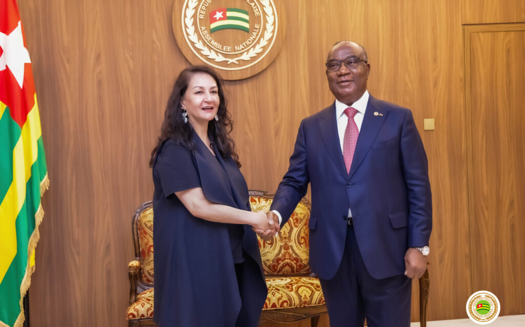 Komi Selom Klassou reçoit la Directrice générale de Plan International pour discuter des droits de l'enfant et de l'éducation.