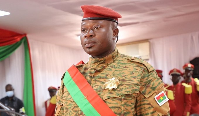 L’ancien président de la transition, Paul-Henri Sandaogo Damiba, arrêté au Togo et expulsé. Découvrez les détails de cette situation.