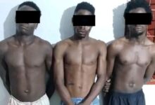 Trois présumés braqueurs de motos interpellés à Lomé lors d'une patrouille de nuit. Découvrez les détails de l'opération.