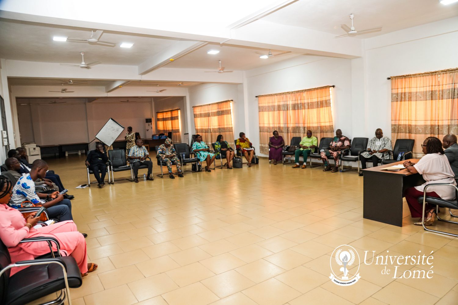 L’Université de Lomé a clôturé, le 17 février 2026, le séminaire de formation dédié à son personnel administratif, technique et de service. Lancée le 2 février par la Direction des Ressources Humaines (DRH), l’initiative a bénéficié de l’appui financier du Fonds National d’Apprentissage, de Formation et de Perfectionnement Professionnel (FNAFPP) et du partenariat technique du Cabinet FISCCA-RH.