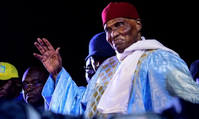 Dakar rend hommage à Abdoulaye Wade avec le renaming d'une artère en « Boulevard du Bâtisseur », un symbole de progrès.