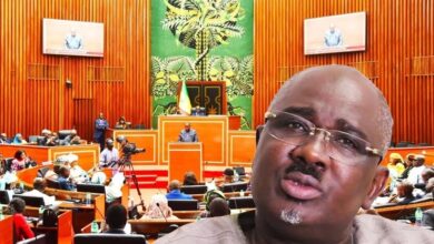 L’Assemblée nationale du Sénégal a voté la levée de l’immunité parlementaire de Farba Ngom pour permettre des enquêtes judiciaires.