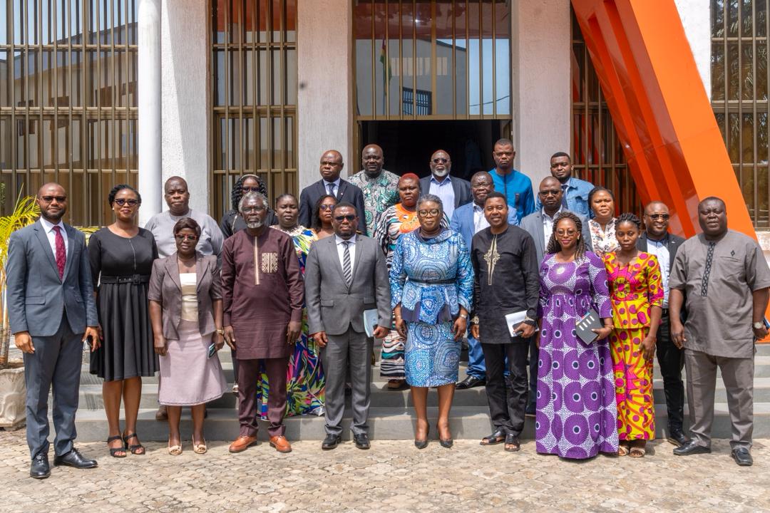 Le ministre Kouigan rencontre les organisations professionnelles de la presse pour un système médiatique fiable au Togo.