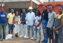 Isaac Tchiakpé rencontre les artistes en résidence à Kpalimé, un projet international réunissant des talents d'Afrique et d'Europe.