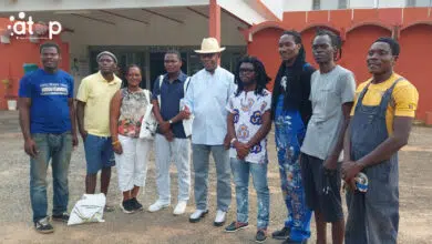 Isaac Tchiakpé rencontre les artistes en résidence à Kpalimé, un projet international réunissant des talents d'Afrique et d'Europe.