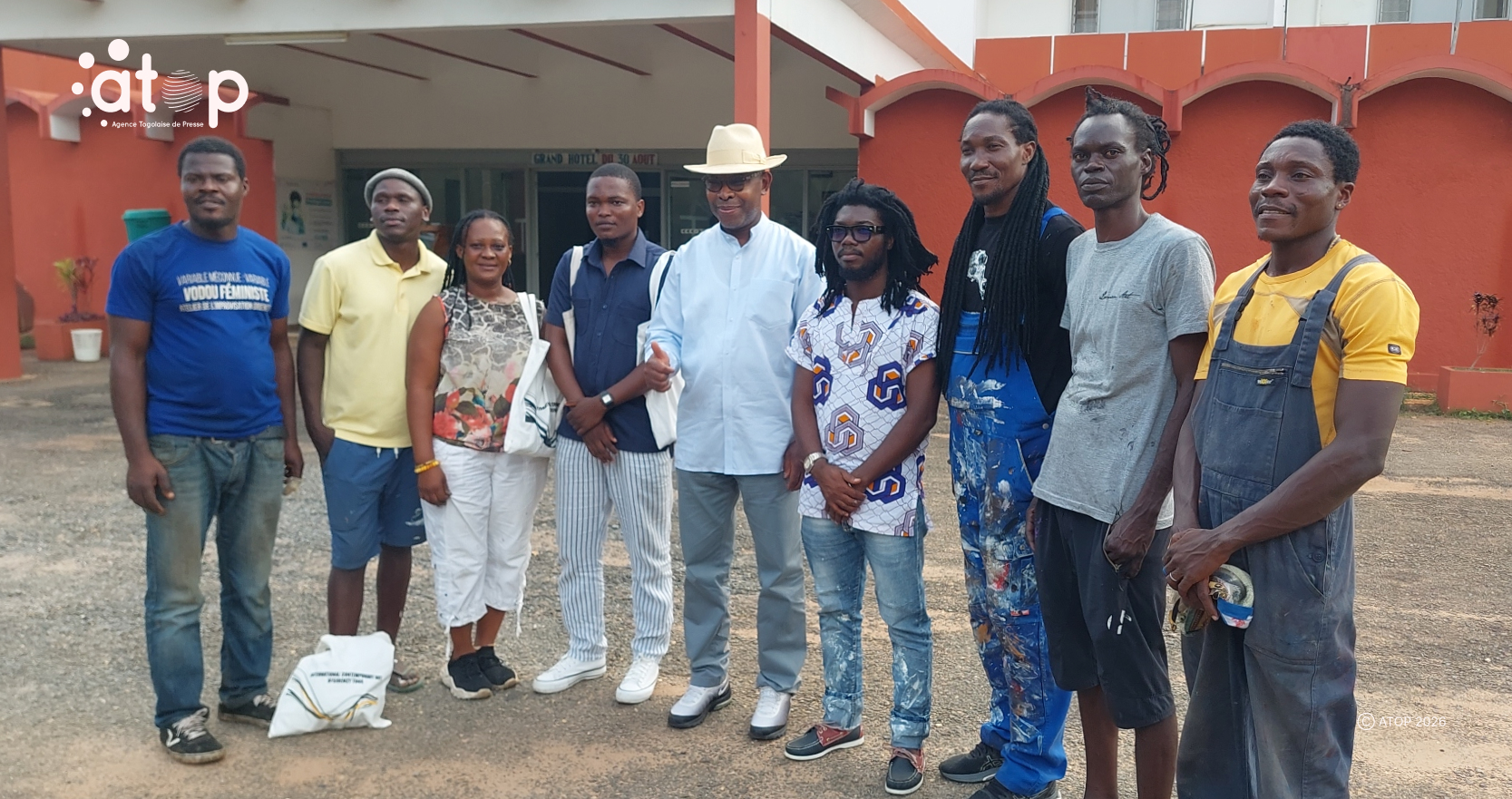 Isaac Tchiakpé rencontre les artistes en résidence à Kpalimé, un projet international réunissant des talents d'Afrique et d'Europe.