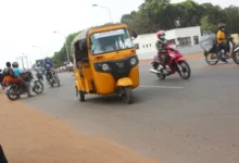 La sécurité routière au Togo impose la fin des trajets longue distance pour les tricycles hors de leur préfecture d’immatriculation.