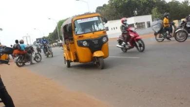 La sécurité routière au Togo impose la fin des trajets longue distance pour les tricycles hors de leur préfecture d’immatriculation.