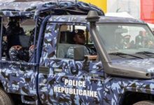 Un réseau de trafic de passeports à l’aéroport de Cotonou a été démantelé, impliquant deux policiers placés sous mandat de dépôt.