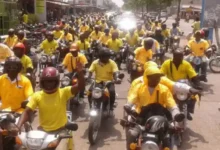 Cotonou introduit une carte professionnelle à QR code pour les conducteurs de taxi-moto et tricycles afin de moderniser le transport.