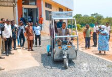 Mobilité verte au Togo : un étudiant présente un tricycle électrique qui révolutionne le transport urbain à Lomé.