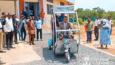 Mobilité verte au Togo : un étudiant présente un tricycle électrique qui révolutionne le transport urbain à Lomé.