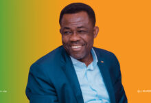 C’est désormais officiel. Le Suisso-congolais Véron Mosengo-Omba a annoncé, ce dimanche 29 mars 2026, son départ du poste de secrétaire général de la Confédération africaine de football, une décision attendue depuis plusieurs mois.