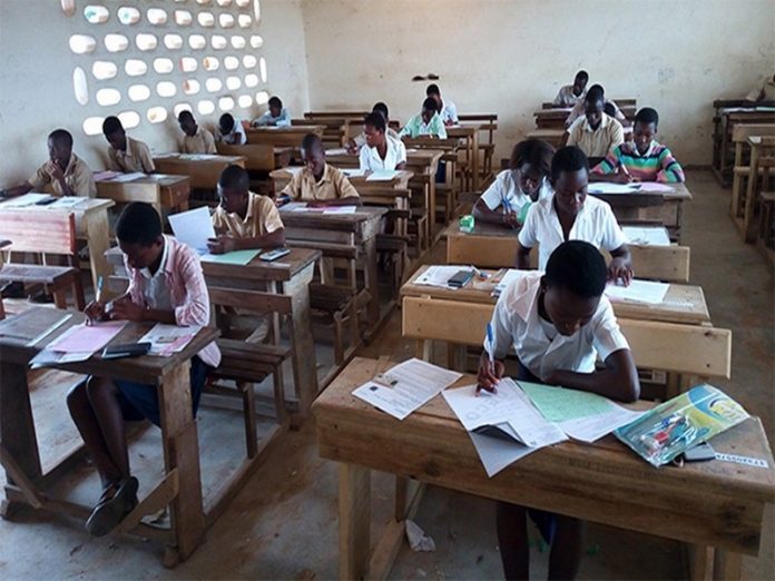 Découvrez les 118 centres d’écrit désignés pour le BAC 2026 au Togo, garantissant un bon déroulement des examens.