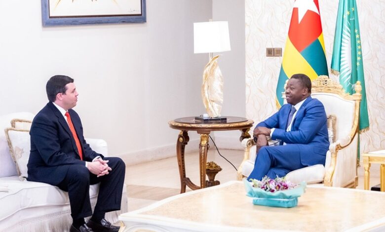 Faure Gnassingbé reçoit un représentant de la Maison Blanche pour renforcer la coopération entre le Togo et les États-Unis.