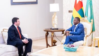 Faure Gnassingbé reçoit un représentant de la Maison Blanche pour renforcer la coopération entre le Togo et les États-Unis.