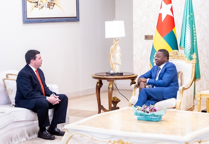 Faure Gnassingbé reçoit un représentant de la Maison Blanche pour renforcer la coopération entre le Togo et les États-Unis.