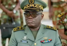 Le général Fructueux Gbaguidi obtient son doctorat à Paris avec les plus hautes distinctions, célébrant une réalisation impressionnante.