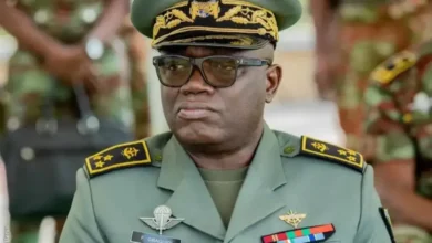 Le général Fructueux Gbaguidi obtient son doctorat à Paris avec les plus hautes distinctions, célébrant une réalisation impressionnante.