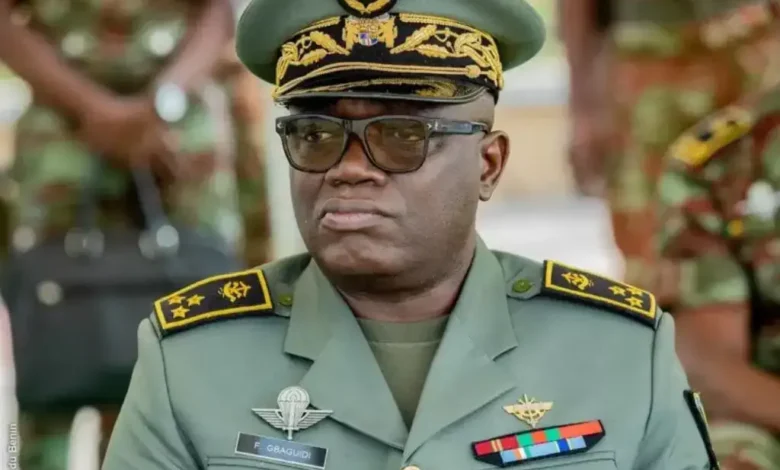 Le général Fructueux Gbaguidi obtient son doctorat à Paris avec les plus hautes distinctions, célébrant une réalisation impressionnante.