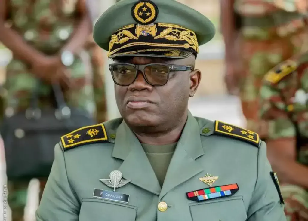 Le général Fructueux Gbaguidi obtient son doctorat à Paris avec les plus hautes distinctions, célébrant une réalisation impressionnante.