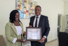 Alexandre de Souza a reçu le prix honorifique « Grand ami de la plume et des arts » lors des Prix littéraires du Togo.