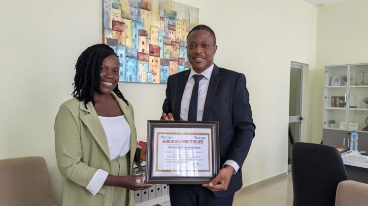 Alexandre de Souza a reçu le prix honorifique « Grand ami de la plume et des arts » lors des Prix littéraires du Togo.