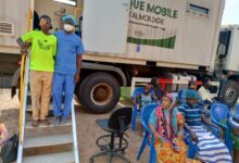 La campagne Haho offre une nouvelle chance de voir aux habitants de Wahala et Asrama grâce à des interventions chirurgicales.