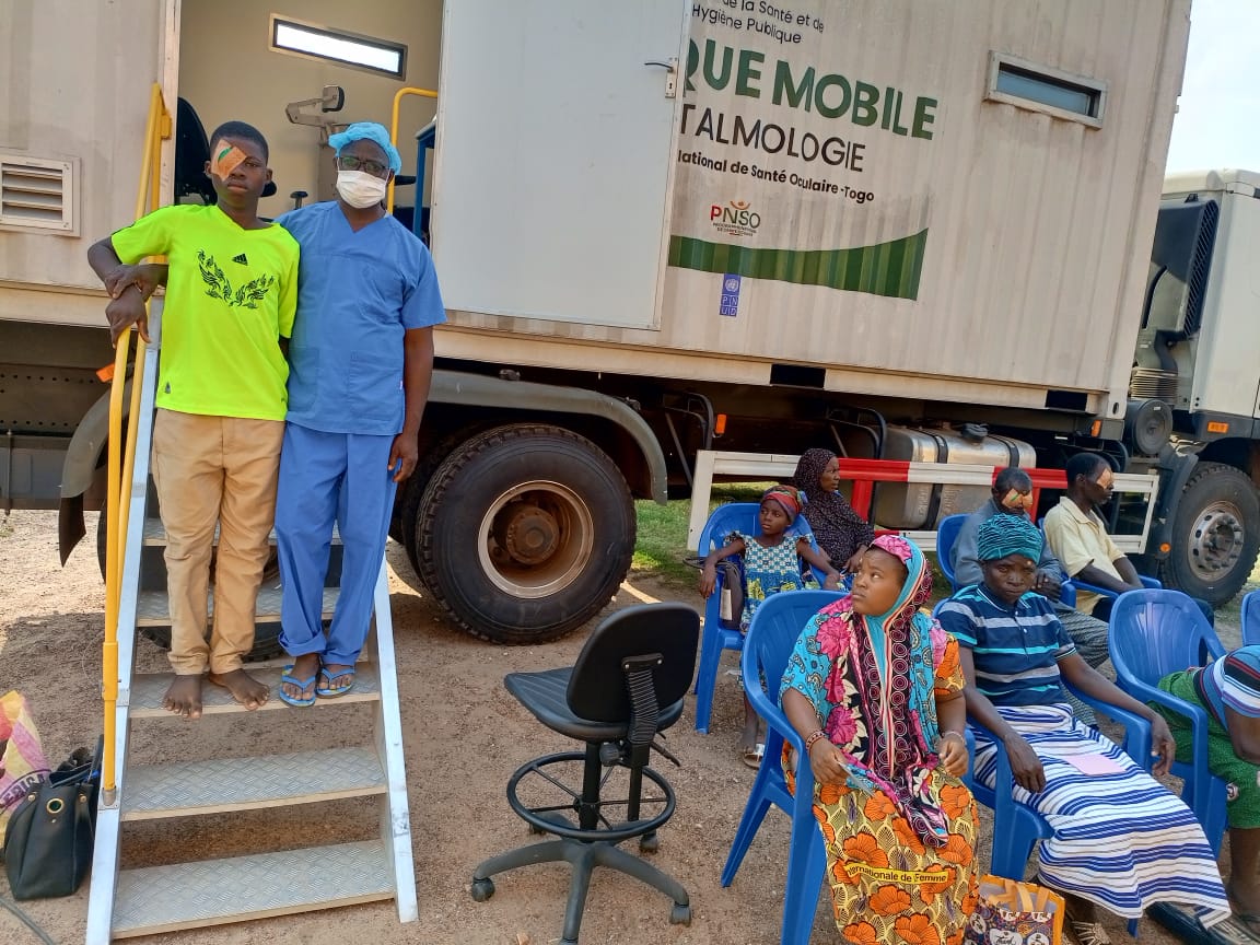 La campagne Haho offre une nouvelle chance de voir aux habitants de Wahala et Asrama grâce à des interventions chirurgicales.