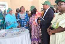 À l’occasion de la Journée internationale des droits des femmes, célébrée le 8 mars et tout au long du mois, la cellule focale Genre du ministère de la Santé, de l’Hygiène publique, de la Couverture sanitaire universelle et des Assurances a lancé une campagne de sensibilisation sur le cancer du sein et les lésions précancéreuses du col de l’utérus dans le district sanitaire d’Agoè-Nyvé.