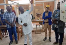 La visite de Mama Omorou au Lycée d’enseignement technique d’Aného-Glidji met en lumière l'enseignement technique et l'innovation.