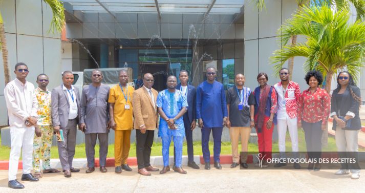 Explorez les échanges entre le Port Autonome de Lomé et l'OTR sur l'amélioration des services aux usagers et la gestion de la relation client.