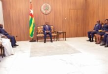 Komi Selom Klassou reçoit l’ambassadeur Mamadou Moustapha Loum pour renforcer la coopération entre le Togo et le Sénégal.