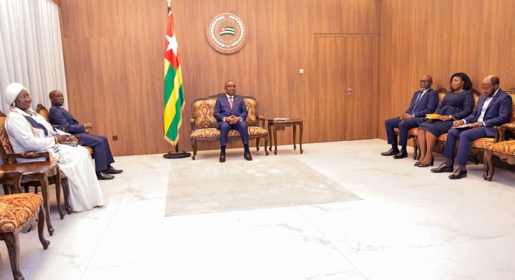 Komi Selom Klassou reçoit l’ambassadeur Mamadou Moustapha Loum pour renforcer la coopération entre le Togo et le Sénégal.
