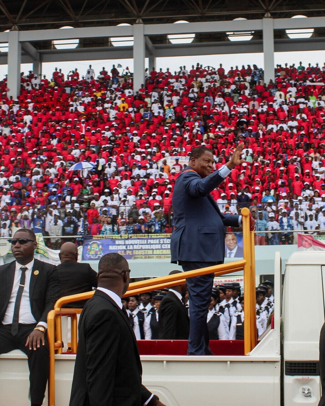 Le président centrafricain Faustin-Archange Touadéra a prêté serment, lundi 30 mars 2026, pour un troisième mandat à la tête du pays.