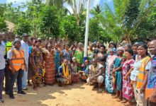 Le canton de Glidji, dans la commune Lacs 1, bénéficie désormais de nouvelles infrastructures d’éclairage public. Les autorités communales et l’Inades-Formation Togo ont procédé, le 12 mars 2026, à la réception provisoire de 25 lampadaires solaires installés dans plusieurs localités du canton.