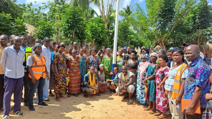 Le canton de Glidji, dans la commune Lacs 1, bénéficie désormais de nouvelles infrastructures d’éclairage public. Les autorités communales et l’Inades-Formation Togo ont procédé, le 12 mars 2026, à la réception provisoire de 25 lampadaires solaires installés dans plusieurs localités du canton.