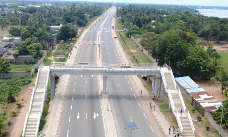 La RN2 réhabilitée apporte une nouvelle dynamique à la circulation entre Lomé et Aného, facilitant les échanges commerciaux.