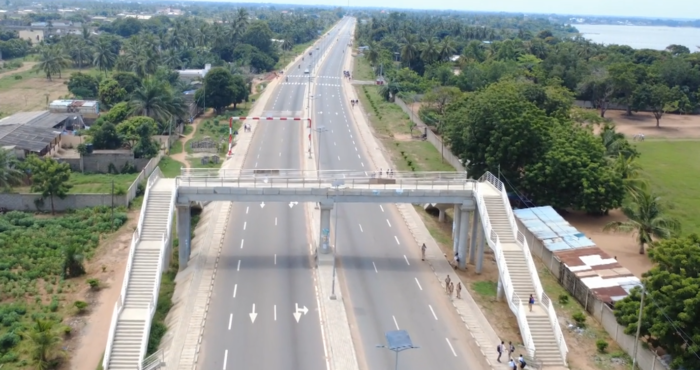 La RN2 réhabilitée apporte une nouvelle dynamique à la circulation entre Lomé et Aného, facilitant les échanges commerciaux.