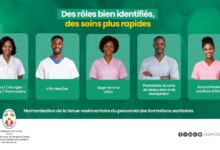 Le Togo lance des tenues harmonisées pour le personnel médical, facilitant l'identification des rôles des professionnels de santé.