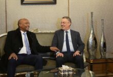 Patrice Motsepe, président de la CAF, se rend au Maroc pour des discussions sur le football africain et les préparatifs de la CAN U17 2026.