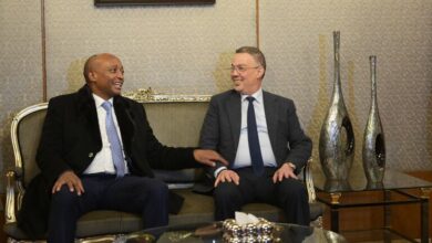 Patrice Motsepe, président de la CAF, se rend au Maroc pour des discussions sur le football africain et les préparatifs de la CAN U17 2026.