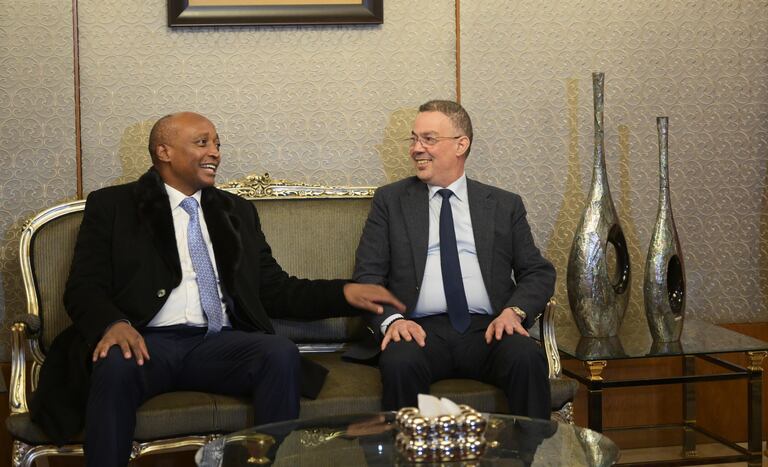 Patrice Motsepe, président de la CAF, se rend au Maroc pour des discussions sur le football africain et les préparatifs de la CAN U17 2026.
