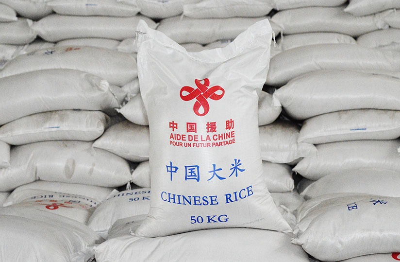  Le Togo a officiellement réceptionné, ce jeudi à Lomé, un important don de 2 525 tonnes de riz blanc offert par la Chine, dans le cadre d’un programme d’assistance alimentaire d’urgence. D’une valeur estimée à 20 millions de yuans (environ 1,74 milliard de francs CFA), cette aide vise à soutenir la sécurité alimentaire dans le pays.