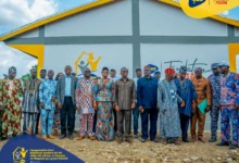 Yas Togo et la Fondation AXIAN inaugurent un bâtiment scolaire moderne au lycée de Pouda pour améliorer l'accès à l'éducation.