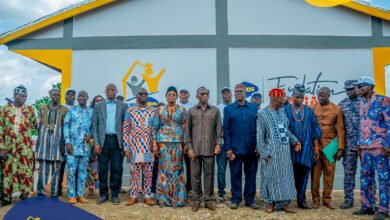 Yas Togo et la Fondation AXIAN inaugurent un bâtiment scolaire moderne au lycée de Pouda pour améliorer l'accès à l'éducation.